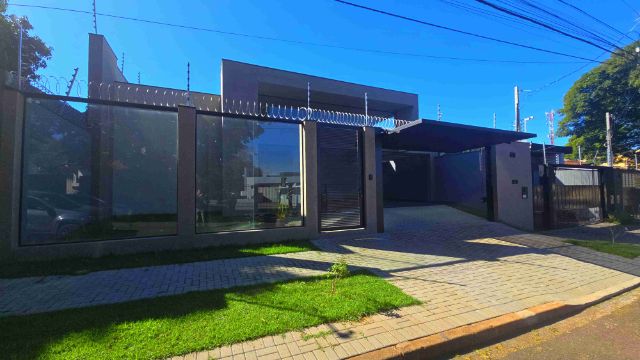 Casa 4 quartos e 6 banheiros, à venda, no bairro Zona 05 em Maringá