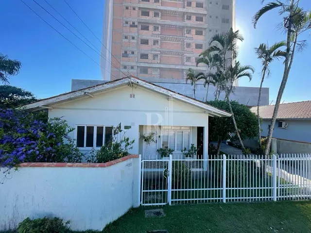 Casa com 301m² 3 quartos e 2 banheiros, à venda, no bairro Centro em Tijucas