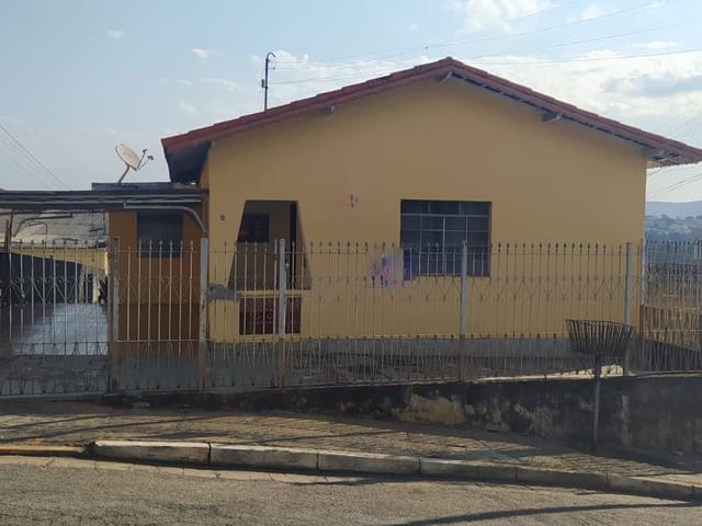 Casa com 967m² 12 quartos e 8 banheiros, à venda, no bairro Centro em Extrema