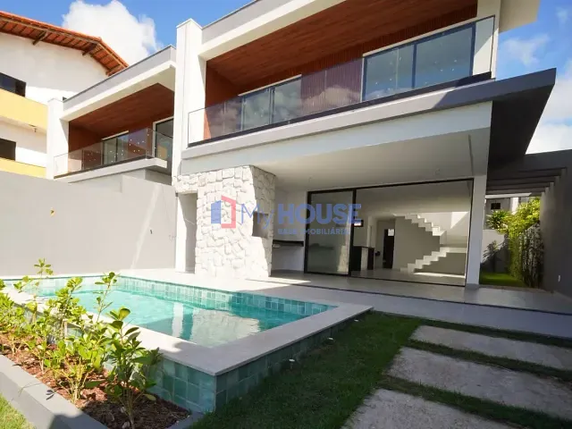 Casa com 240m² 4 quartos e 5 banheiros, à venda, no bairro Nossa Senhora da Vitória em Ilhéus
