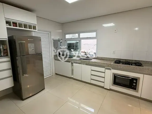 Casa 3 quartos e 3 banheiros, à venda, no bairro Centro em Araxá