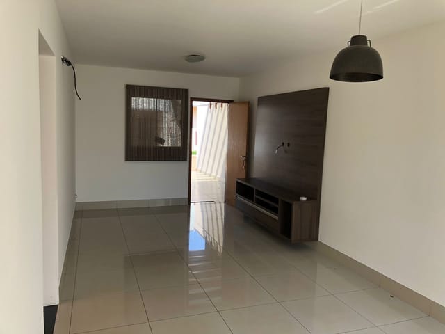 Casa com 204m² 2 quartos e 2 banheiros, à venda ou para alugar, no bairro Parque Residencial Rita Vieira em Campo Grande