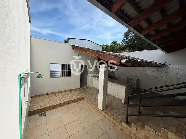 Casa 3 quartos e 2 banheiros, para alugar, no bairro Vila São Pedro em Araxá