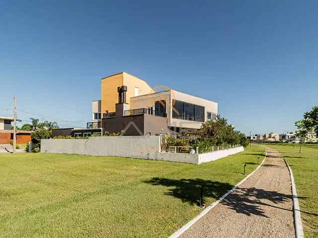 Casa 3 quartos e 3 banheiros, à venda, no bairro Laranjal em Pelotas