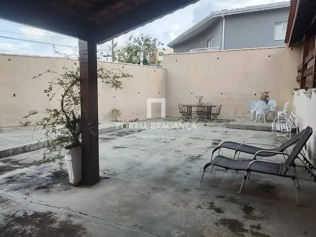 Casa com 410m² 4 quartos e 2 banheiros, à venda, no bairro Residencial das Ilhas em Bragança Paulista