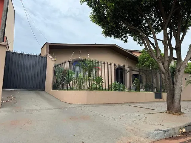 Casa com 543m² 3 quartos e 2 banheiros, para alugar, no bairro Jardim Shangri-la A em Londrina