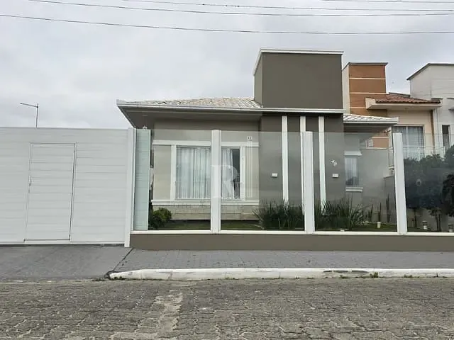 Casa 3 quartos e 4 banheiros, à venda, no bairro Universitário em Tijucas