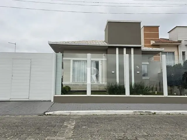 Casa 3 quartos e 4 banheiros, à venda, no bairro Universitário em Tijucas