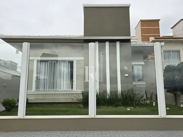Casa 3 quartos e 4 banheiros, à venda, no bairro Universitário em Tijucas