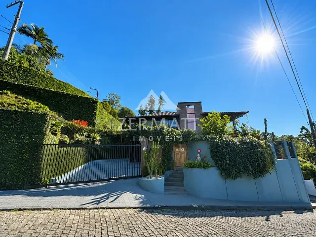 Casa com 670m² 4 quartos e 3 banheiros, para alugar, no bairro Centro em Blumenau