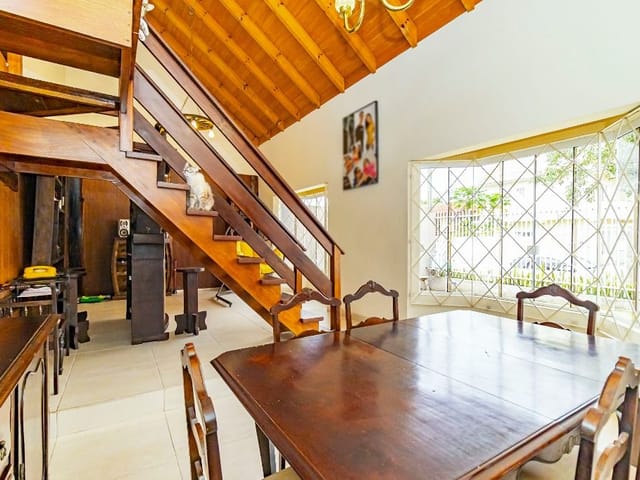 Casa com 432m² 3 quartos e 3 banheiros, à venda, no bairro Uberaba em Curitiba