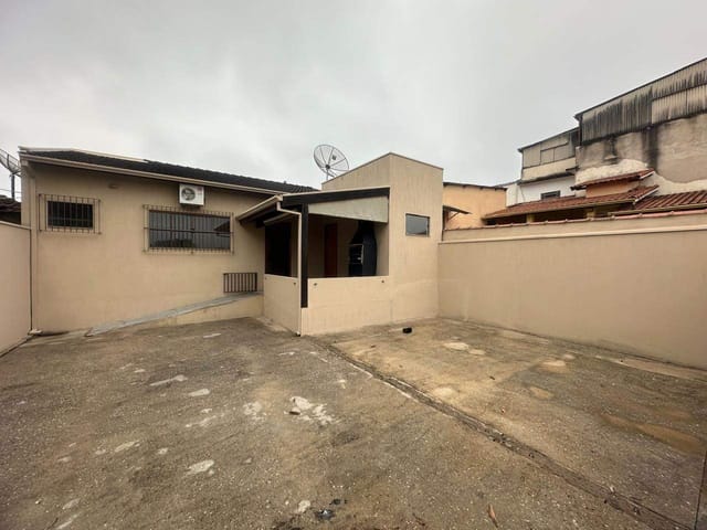 Casa 2 quartos e 1 banheiro, para alugar, no bairro Centro em Pouso Alegre