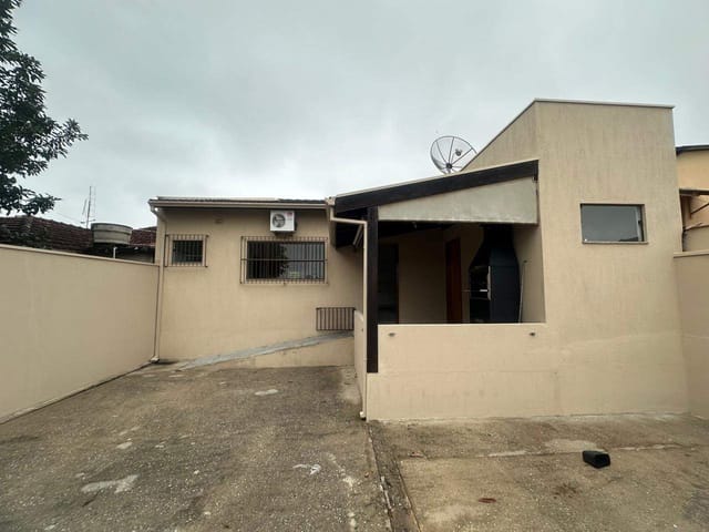 Casa 2 quartos e 1 banheiro, para alugar, no bairro Centro em Pouso Alegre