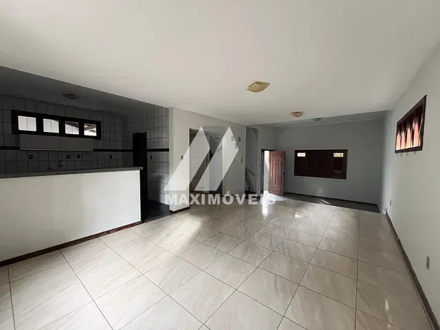 Casa 3 quartos e 3 banheiros, para alugar, no bairro Santa Tereza em Araçuaí