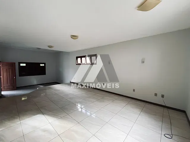Casa 3 quartos e 3 banheiros, para alugar, no bairro Santa Tereza em Araçuaí