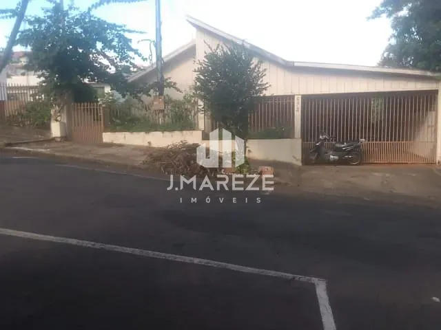 Casa com 300m² 3 quartos e 1 banheiro, à venda, no bairro Centro em Apucarana