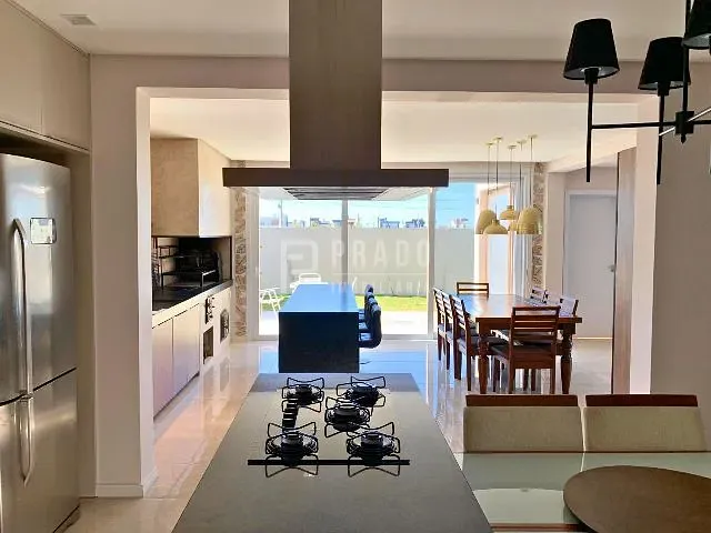 Casa com 411m² 3 quartos e 4 banheiros, à venda, no bairro Laranjal em Pelotas