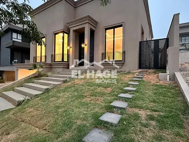 Casa com 488m² 4 quartos e 6 banheiros, à venda, no bairro Parque Amperco em Cuiabá