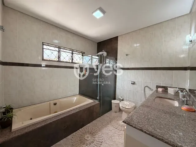 Casa 4 quartos e 2 banheiros, à venda, no bairro Centro em Araxá