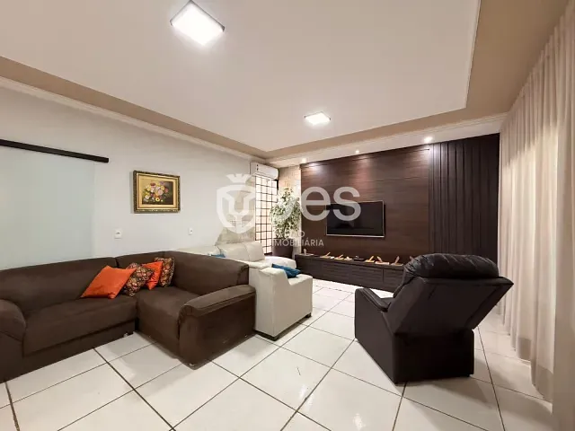 Casa 4 quartos e 2 banheiros, à venda, no bairro Centro em Araxá