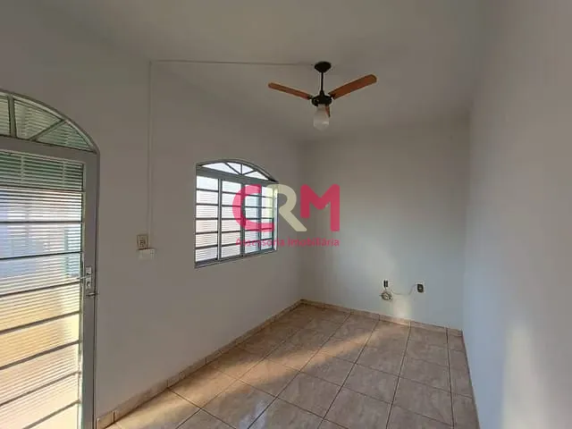 Casa com 232m² 2 quartos e 1 banheiro, para alugar, no bairro Centro em Taquaritinga