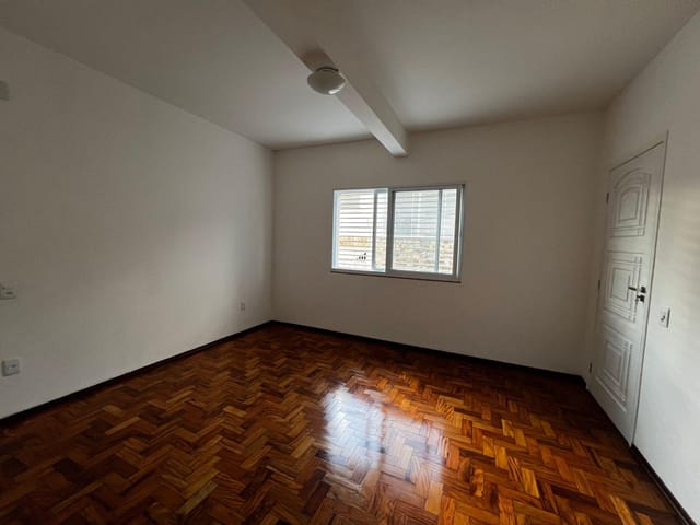 Casa 4 quartos e 2 banheiros, para alugar, no bairro Centro em Pouso Alegre