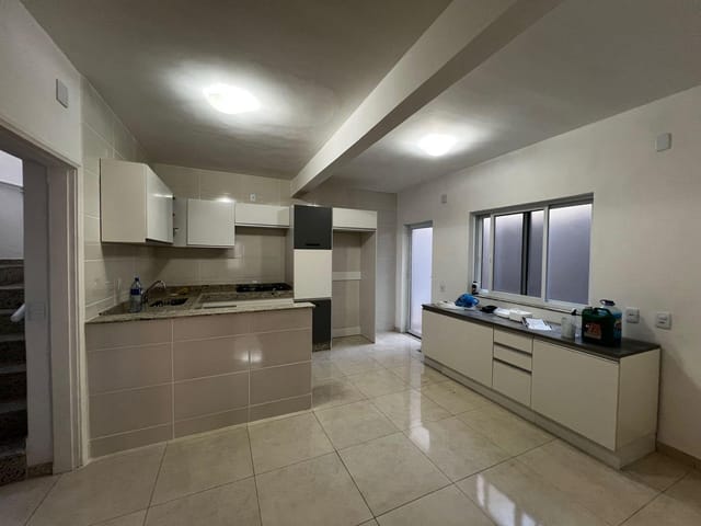 Casa 4 quartos e 2 banheiros, para alugar, no bairro Centro em Pouso Alegre