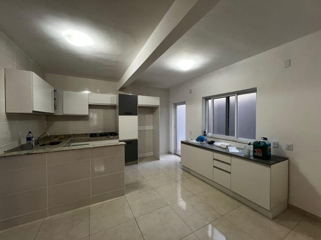 Casa 4 quartos e 2 banheiros, para alugar, no bairro Centro em Pouso Alegre