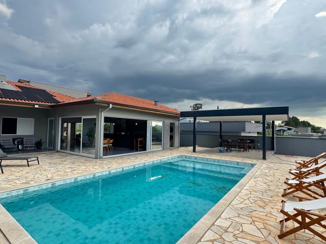 Casa com 1300m² 4 quartos e 4 banheiros, à venda ou para alugar, no bairro Residencial São José de Boituva em Boituva