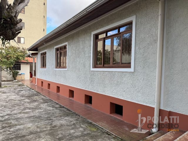 Prédio com 875m², para alugar, no bairro Bacacheri em Curitiba