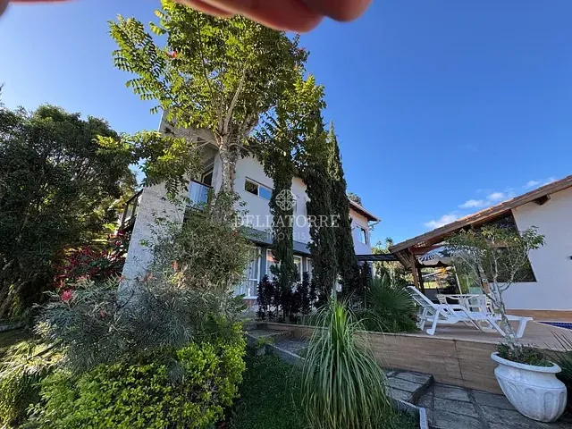 Casa com 1400m² 4 quartos e 4 banheiros, à venda, no bairro Golfe em Teresópolis