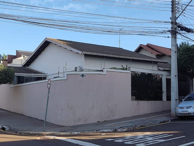 Casa com 343m² 4 quartos e 2 banheiros, à venda, no bairro Centro em Cambé