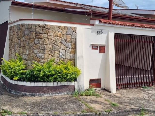 Casa com 300m² 3 quartos e 4 banheiros, para alugar, no bairro Jardim São Jorge em São João da Boa Vista