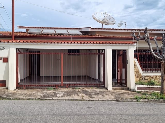 Casa com 300m² 3 quartos e 4 banheiros, para alugar, no bairro Jardim São Jorge em São João da Boa Vista