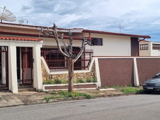 Casa com 300m² 3 quartos e 4 banheiros, para alugar, no bairro Jardim São Jorge em São João da Boa Vista