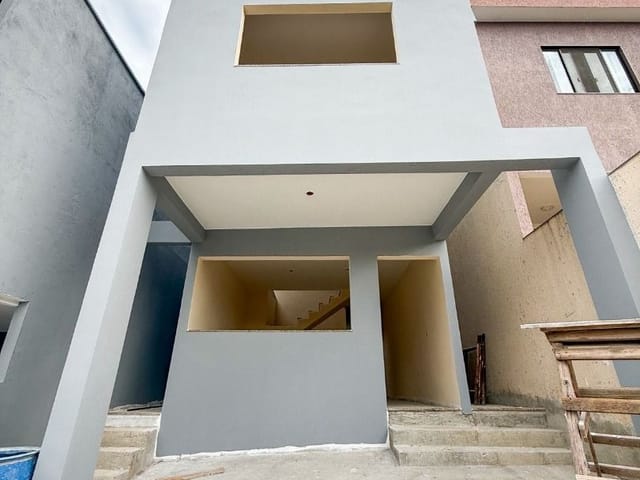 Casa com 125m² 3 quartos e 3 banheiros, à venda, no bairro Granja dos Cavaleiros em Macaé