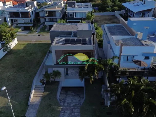 Casa com 712m² 4 quartos e 4 banheiros, à venda, no bairro Morro das Pedras em Florianópolis