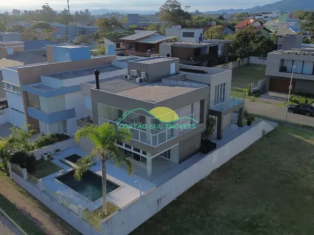 Casa com 712m² 4 quartos e 4 banheiros, à venda, no bairro Morro das Pedras em Florianópolis