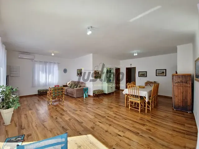 Casa com 313m² 5 quartos e 1 banheiro, à venda, no bairro Centro em Itanhaém
