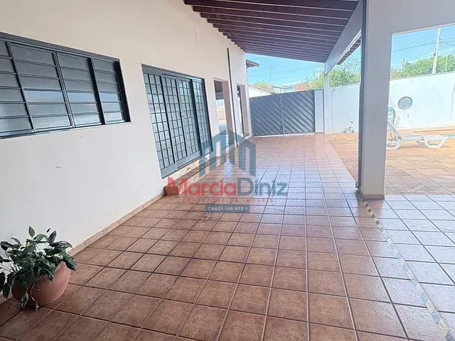 Casa com 613m² 4 quartos e 3 banheiros, para alugar, no bairro Centro em Buritizal