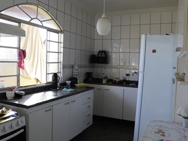 Casa com 320m² 4 quartos e 3 banheiros, à venda, no bairro Itatiaia em Belo Horizonte