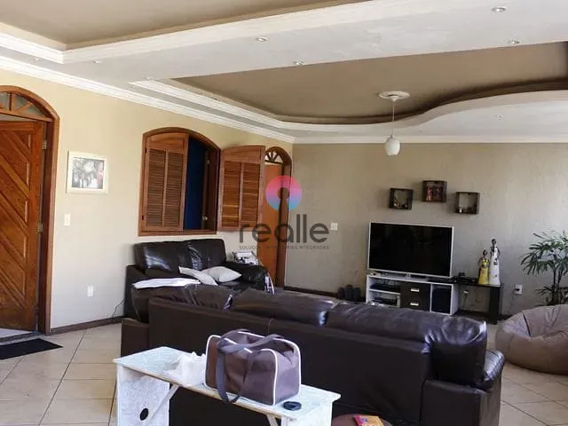 Casa com 320m² 4 quartos e 3 banheiros, à venda, no bairro Itatiaia em Belo Horizonte