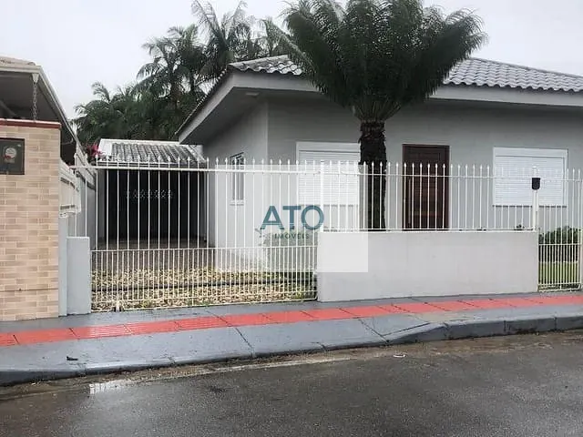 Casa 3 quartos e 2 banheiros, à venda, no bairro centro em Tijucas