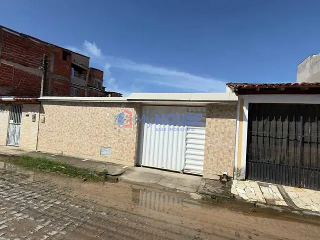 Casa 2 quartos e 2 banheiros, à venda, no bairro Hernani Sá em Ilhéus