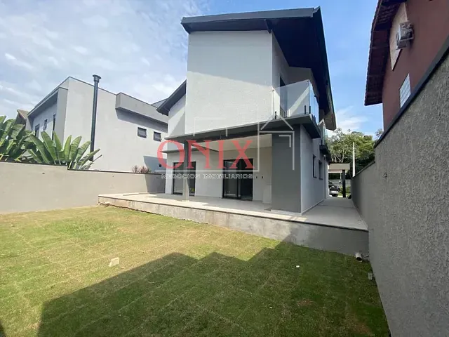 Casa com 300m², para alugar, no bairro Botujuru em Mogi das Cruzes