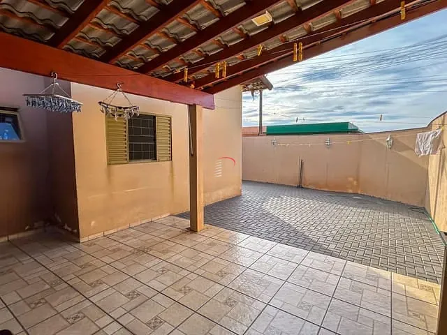 Casa com 200m² 3 quartos e 3 banheiros, à venda, no bairro Conjunto Habitacional José Garcia Molina em Londrina