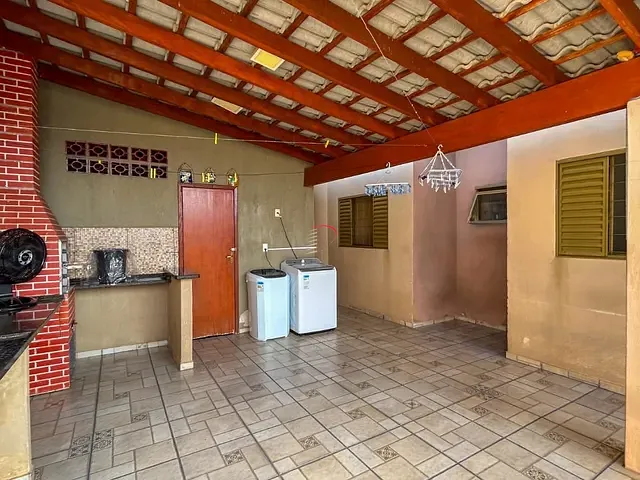 Casa com 200m² 3 quartos e 3 banheiros, à venda, no bairro Conjunto Habitacional José Garcia Molina em Londrina
