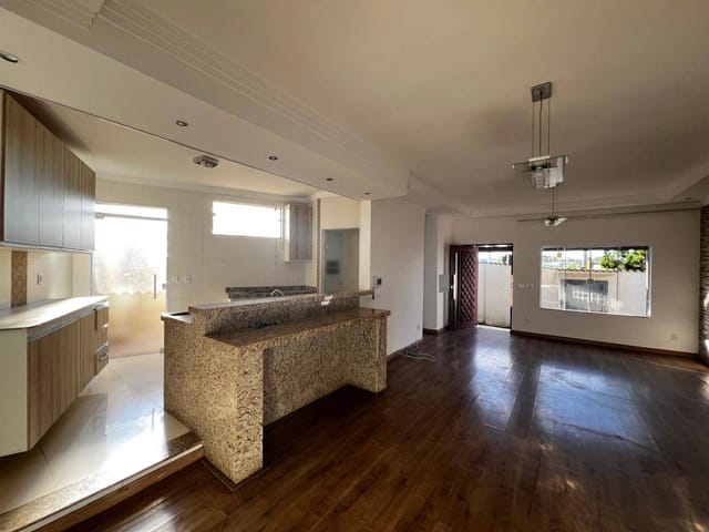 Casa 3 quartos e 2 banheiros, para alugar, no bairro Residencial Santa Rita II em Pouso Alegre
