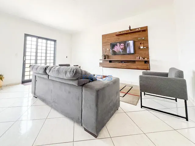 Casa com 273m² 3 quartos e 6 banheiros, à venda, no bairro Vila M Genoveva em Jundiaí