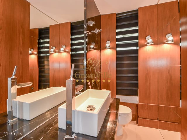 Casa com 695m² 4 quartos e 6 banheiros, à venda, no bairro Campo Comprido em Curitiba